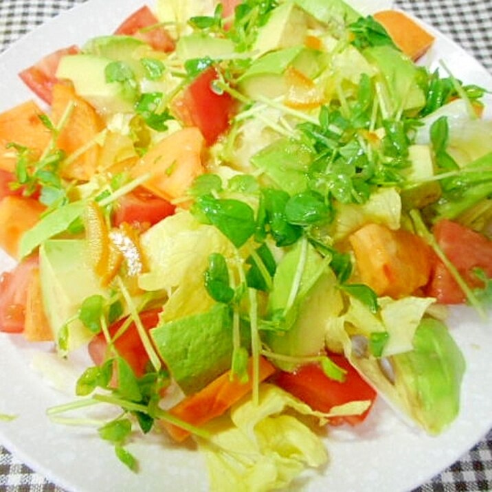 アボカドと柿のマーマレードドレッシングサラダ